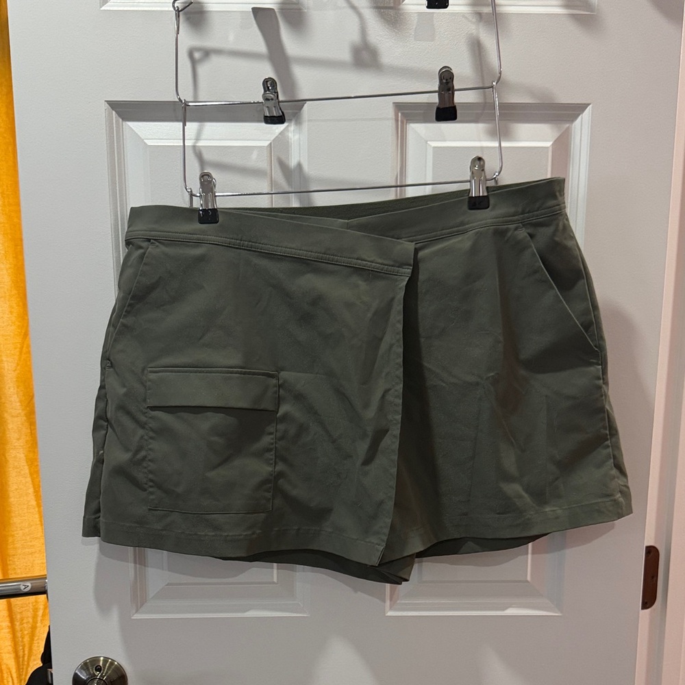 Avia Women's Cargo Shorts in Olive